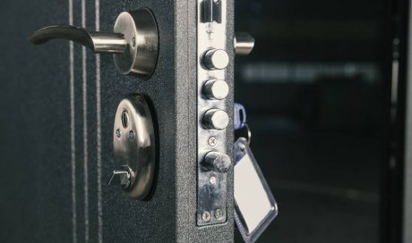 Conception et pose d'une porte d'entrée en acier sur mesure - Décines-Charpieu - Arti-Met